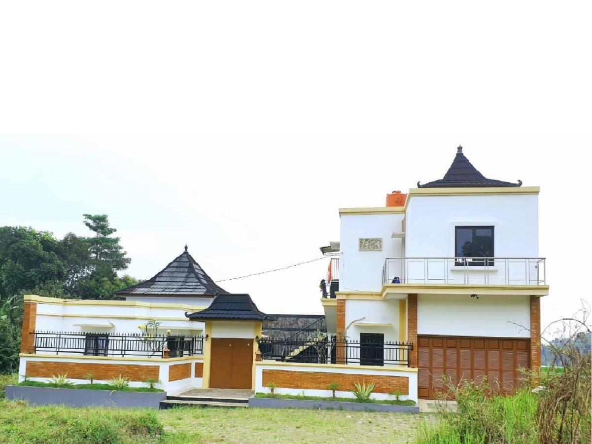 Pool Villa Saung Suluh Purwokerto Exterior photo